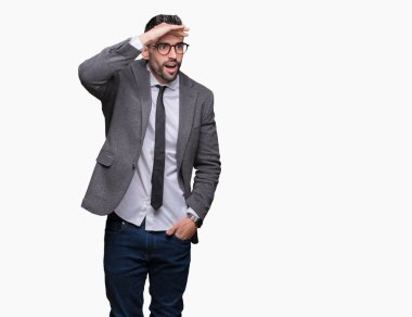 Genç yakışıklı iş adamı izole arka plan çok mutlu ve gülümseyen uzakta el ile üzerine kafa seyir üzerinde. Arama kavramı.