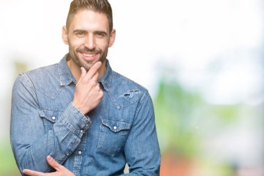 Yakışıklı delikanlı emin çapraz kollar ve çeneme kaldırdı el ile gülümseme ile kameraya bakarak izole arka plan üzerinde. Pozitif düşünce.