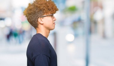 Yakışıklı delikanlı tarafına, seyir afro gözlük ile dinlenmek doğal yüz emin gülümseme ile pozuyla profil.