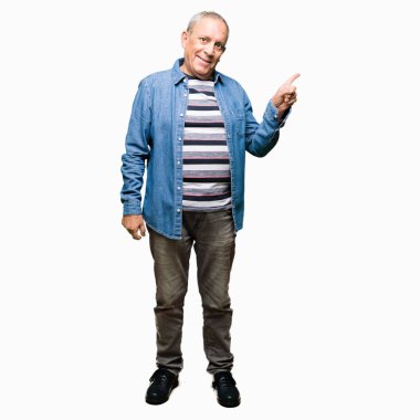 Kameraya bakarak yan el ve parmak ile işaret eden yakışıklı komuta sizde Kot ceket kocaman bir gülümseme ile yüzünde,.