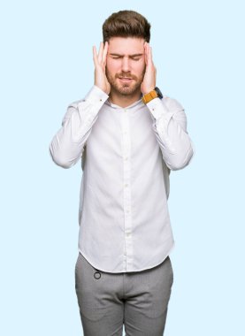 Genç yakışıklı iş adam baş baş ağrısı için el ile çünkü stres. Migren muzdarip.