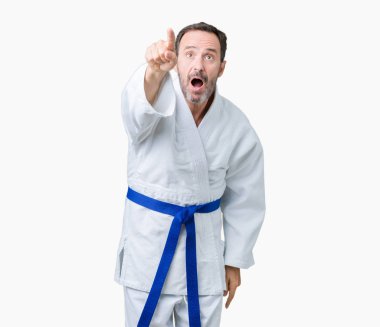 Yakışıklı orta yaş üzerinde giyen kimono Tekdüzen izole komuta sizde işaret parmak ile arka plan açık ağız devam et, sürpriz ifade, önünde bir şey hayret