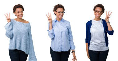 Gösterilen ve parmakları ile işaret izole arka plan üzerinde afro saçlı genç Afro-Amerikan kadın kendinden emin ve mutlu gülümseyerek iken üçüncü.
