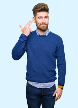 Genç yakışıklı Bussines adam ateş ve intihar jest baş el ve parmaklar işaret kendini öldürme.