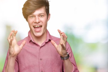 Genç yakışıklı iş adam deli kutluyor arka plan izole ve başarı için kaldırdı kollarını açarak hayrete ve heyecanlı çığlık gözleri açık. Kazanan kavramı