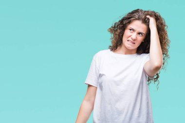 Güzel esmer kıvırcık saçlı Genç kız giyiyor rahat t-shirt izole arka plan üzerine yanıltır ve soru hakkında merak ediyorum. Şüphe, kafasına el ile düşünme ile belirsiz. Dalgın kavramı.