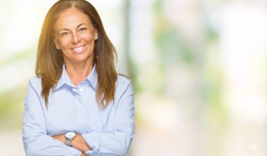 Güzel orta yaş iş yetişkin kadın izole arka plan mutlu yüz çapraz silah kameraya bakarak ile gülümseyen yüzünden. Olumlu bir kişi.