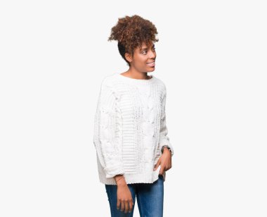 Üzerinde kış kazak giyen güzel genç Afro-Amerikan kadın arka plan uzak tarafına gülümseme ile yüzünde, doğal ifade arıyorum izole. Kendine güvenen gülüyor.