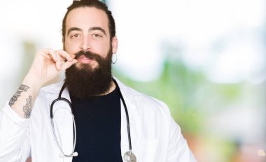 Doktor tıbbi ceket ve stetoskop ağız ve dudaklar uzun saçlı olarak ZIP parmak ile kapatın. Gizli ve sessiz, tabu söz