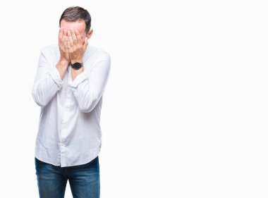 Orta yaş yüz eller ile ağlayarak süre kapsayan üzgün ifade ile izole arka plan üzerinde ağarmış komuta sizde. Depresyon kavramı.