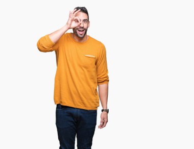 Genç yakışıklı adam gülümsüyor, parmakları ile mutlu yüz üzerinden seyir göz el ile ok jest yapıyor izole arka plan üzerinde.