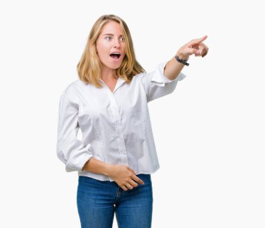 Güzel genç iş kadını izole arka plan ile sürpriz devam et, parmakla üzerinde açık ağız ifade, önünde bir şey hayret