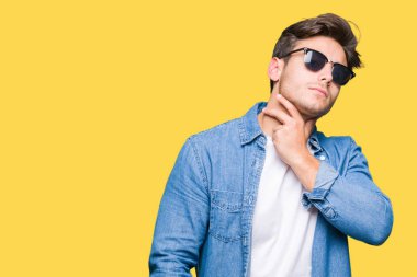 Ağrılı boyun, boğaz grip, Kesek ve enfeksiyon dokunmadan yakışıklı delikanlı giyen güneş gözlüğü izole üzerinde arka plan