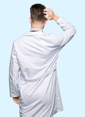 Tıbbi ceket giymiş genç yakışıklı Doktor adam geriye el ile şüphe hakkında düşünme