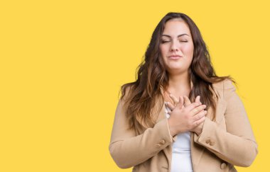 Artı boyutu genç kadın güzel izole arka plan ile gülümseyen üzerinde giyen kış ceket kapalı gözler ve yüzünde minnettar jest ile göğüs üzerinde eller. Sağlık kavramı.