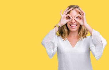 Güzel genç zarif kadın dilini, parmaklarının arasından baktığını yapışmasını dürbün gibi ok jest yapıyor izole arka plan yüzünden. Deli ifade.