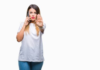Genç güzel kadın konuşma arama açık eliyle dur işareti ile ciddi ve kendine güvenen ifade, savunma jest yapıyor izole arka plan üzerinde Smartphone kullanarak