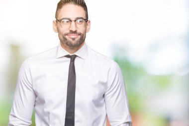 Görünümlü yan ve dik dik bakma uzağa düşünce gülümseyen izole arka plan üzerinde gözlüklü genç yakışıklı iş adamı.