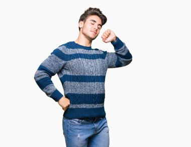 İzole arka plan germe üzerinde genç yakışıklı adam geri, yorgun ve rahat, Uykulu ve erken sabah esneme