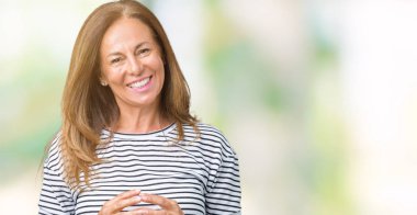 Arka plan eller üzerinde çizgili süveter giyen güzel orta yaş kadın birlikte izole ve rahat ve neşeli gülümseyen parmak çarpı işareti. Başarı ve iyimser