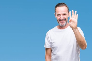 Orta yaş ağarmış komuta sizde gösterilen ve parmakları ile işaret izole arka plan üzerinde beyaz t-shirt giyen süre kendinden emin ve mutlu gülümseyerek dört numara.