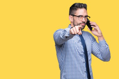 Kamera ve size parmak ile işaret arka plan telefonda konuşmayı genç iş adamı izole, el işareti, pozitif ve kendinden emin bir jest ön