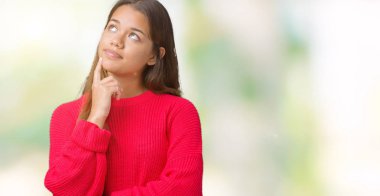 Çene düşünme hakkında soru, dalgın ifade üzerine el ile izole arka plan üzerinde kırmızı kış kazak giyen genç güzel esmer kadın. Düşünceli yüzüyle gülümsüyor. Şüphe kavramı.