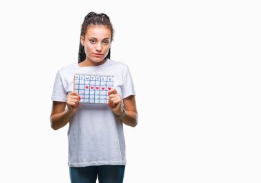 Genç örgülü saç Afro-Amerikan Kız adet takvim acımak yüz düşünme üzerine kendine güvenen bir ifade ile izole arka plan üzerinde ciddi holding