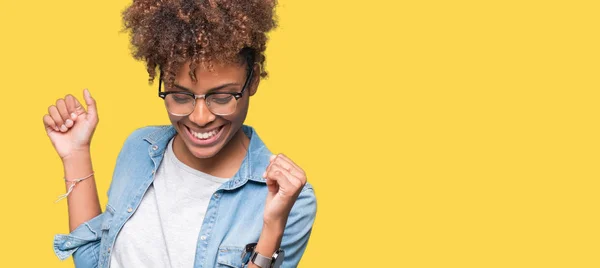 Hermosa Mujer Afroamericana Joven Con Gafas Sobre Fondo Aislado Bailando —  Fotos de Stock