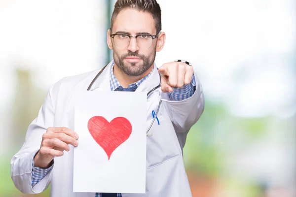 Guapo Joven Doctor Sosteniendo Papel Con Corazón Rojo Sobre Fondo — Foto de Stock