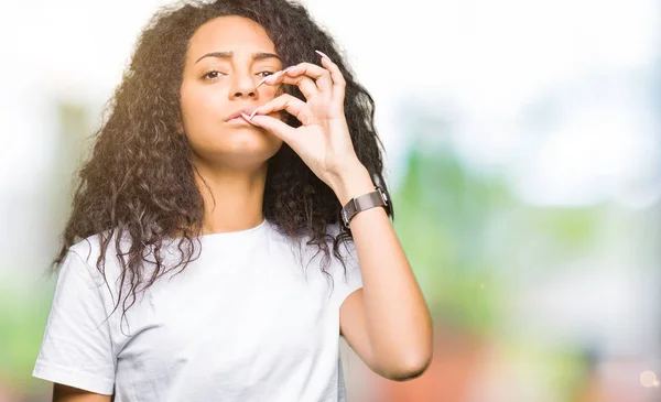 Ung Vacker Tjej Med Lockigt Hår Bär Casual Vit Shirt — Stockfoto