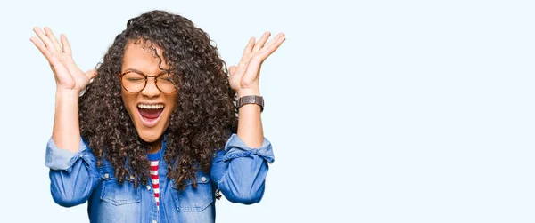 Jovem Mulher Bonita Com Cabelo Encaracolado Vestindo Óculos Celebrando Louco — Fotografia de Stock