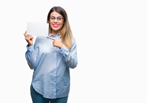 Jovem Mulher Negócios Bonita Segurando Cartão Branco Sobre Fundo Isolado — Fotografia de Stock