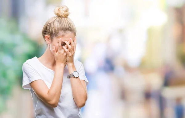 年轻美丽的金发女子穿着白色 T恤在孤立的背景与悲伤表达覆盖脸与手 而哭泣 抑郁症概念 — 图库照片