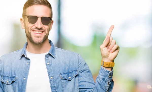 Schöner Mann Mit Modischer Sonnenbrille Mit Einem Breiten Lächeln Gesicht — Stockfoto