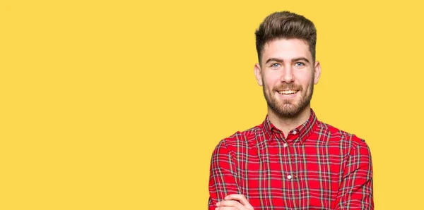 Joven Hombre Guapo Cara Feliz Sonriendo Con Los Brazos Cruzados — Foto de Stock