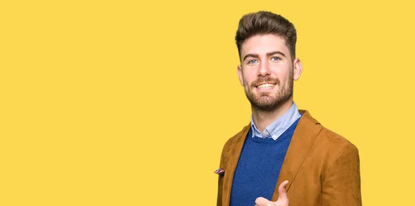 Joven Hombre Negocios Guapo Haciendo Gesto Feliz Con Mano Aprobar —  Fotos de Stock