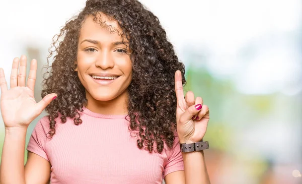 Jeune Belle Femme Aux Cheveux Bouclés Portant Shirt Rose Montrant — Photo