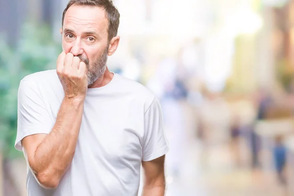 Mezza Età Hoary Uomo Anziano Indossa Shirt Bianca Sfondo Isolato — Foto Stock