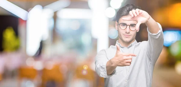 Jonge Knappe Man Dragen Van Bril Geïsoleerde Achtergrond Glimlachend Maken — Stockfoto