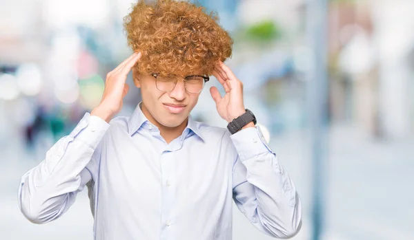 Młody Przystojny Biznesmen Afro Noszenie Okularów Ręki Głowie Ból Głowie — Zdjęcie stockowe