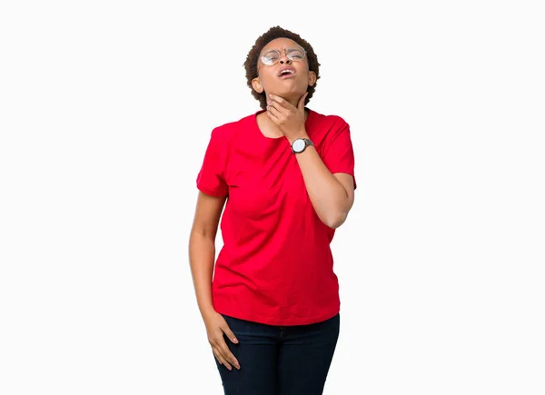 美丽的年轻非洲裔美国妇女戴眼镜在孤立的背景触摸痛苦的脖子 咽喉痛的流感 血块和感染 — 图库照片