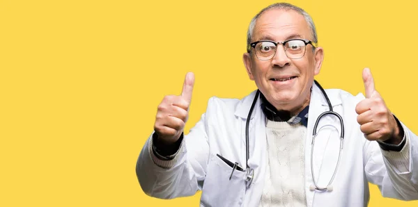 Stilig Senior Doktor Man Klädd Medicinsk Coat Godkänna Tummen Gör — Stockfoto