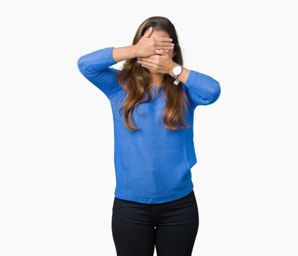 Jovem Bela Mulher Morena Vestindo Camisola Azul Sobre Fundo Isolado — Fotografia de Stock