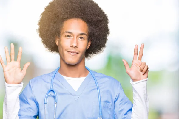 Joven Afroamericano Médico Hombre Con Afro Pelo Mostrando Señalando Hacia —  Fotos de Stock