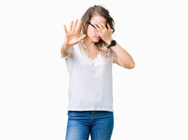 Linda Jovem Loira Usando Óculos Sobre Fundo Isolado Cobrindo Olhos — Fotografia de Stock