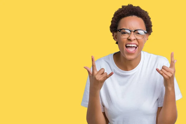 Linda Jovem Afro Americana Vestindo Óculos Sobre Fundo Isolado Gritando — Fotografia de Stock