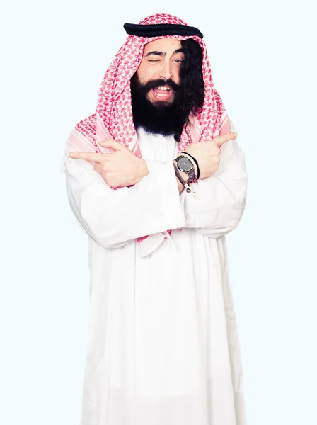 Арабский Бизнесмен Длинными Волосами Носящий Традиционный Шарф Кеффийе Указывающий Пальцами — стоковое фото