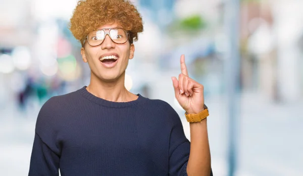Homem Bonito Jovem Com Afro Vestindo Óculos Apontando Dedo Para — Fotografia de Stock