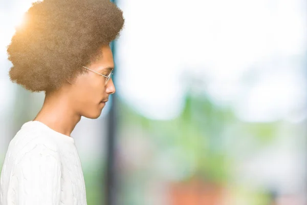 Unga Afroamerikanska Man Med Afro Hår Glasögon Tittar Sidan Koppla — Stockfoto